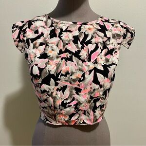 Floral cap sleeve cropped top.
